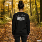 Sorry mum, I like bad decisions – schwarzer Pullover mit weißem Backprint, Damen beim Herbstspaziergang