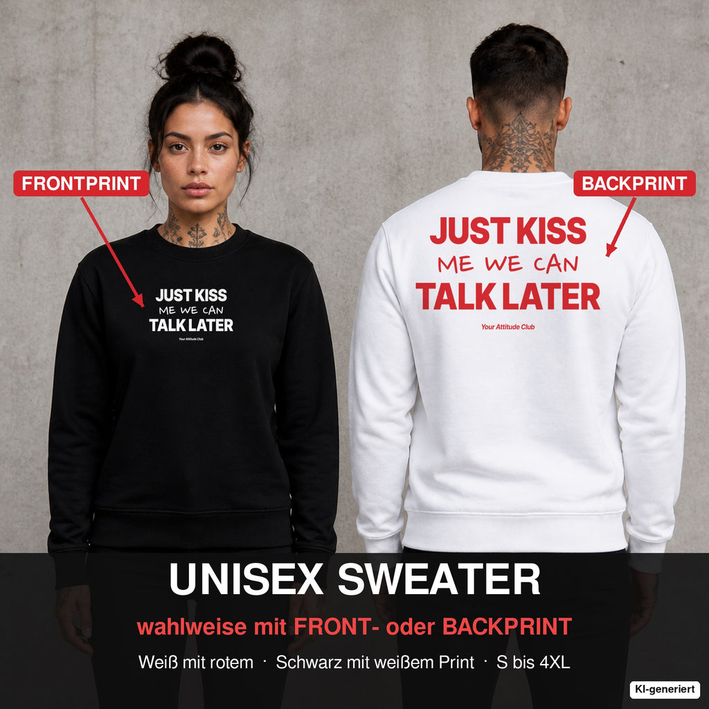 Just kiss me, we can talk later – Pullover wahlweise mit Front- oder Backprint, Paar vor Betonwand