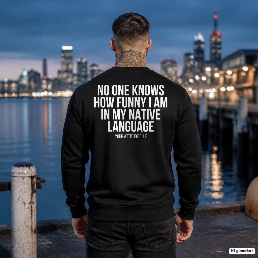 No one knows how funny I am in my native language – schwarzer Pullover mit weißem Backprint, Herren am Hafen