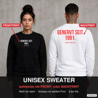GENERVT SEIT 199X – Pullover wahlweise mit Front- oder Backprint, Paar vor Betonwand