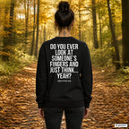 Do you ever look at someone’s fingers and just think... yeah – schwarzer Pullover mit weißem Backprint, Damen beim Herbstspaziergang