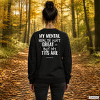 My mental health isn’t great – but my tits are – schwarzer Pullover mit weißem Backprint, Damen beim Herbstspaziergang