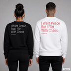 I want peace but I flirt with chaos – Pullover mit Backprint, Frau in Schwarz und Mann in Weiß
