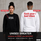 Fuck your bad vibes – Pullover wahlweise mit Front- oder Backprint, Paar vor Betonwand