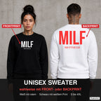 MILF – Pullover wahlweise mit Front- oder Backprint, Paar vor Betonwand