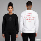 I need coffee, a tattoo and a vacation – Pullover unisex mit Frontprint (Frau, Schwarz) und Backprint (Mann, Weiß)