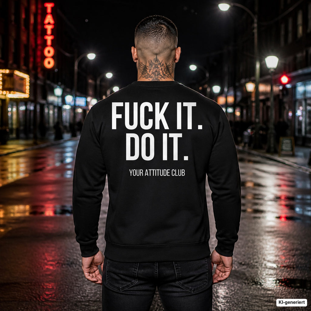Fuck it. do it – schwarzer Pullover mit weißem Backprint, Herren in der Stadt bei Nacht