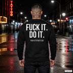 Fuck it. do it – schwarzer Pullover mit weißem Backprint, Herren in der Stadt bei Nacht