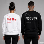 I’m not shy – Pullover mit Backprint, Frau in Weiß mit rotem und Mann in Schwarz mit weißem Aufdruck