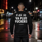 Rien ne va plus, fuckers – schwarzer Pullover mit weißem Backprint, Herren in der Stadt bei Nacht