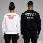 Zu wenig Kaffee für so viel Bullshit – Pullover mit Backprint, Frau in Weiß mit rotem und Mann in Schwarz mit weißem Aufdruck