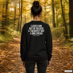 I loved him but he needed a therapist not a girlfriend – schwarzer Pullover mit weißem Backprint, Damen beim Herbstspaziergang