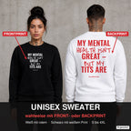 My mental health isn’t great – but my tits are – Pullover wahlweise mit Front- oder Backprint, Paar vor Betonwand