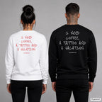 I need coffee, a tattoo and a vacation – Pullover mit Backprint, Frau in Weiß mit rotem und Mann in Schwarz mit weißem Aufdruck