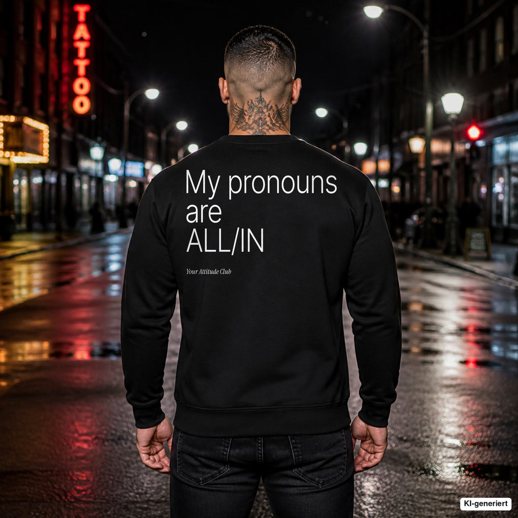 My pronouns are ALL-IN – schwarzer Pullover mit weißem Backprint, Herren in der Stadt bei Nacht