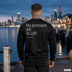 My pronouns are ALL-IN – schwarzer Pullover mit weißem Backprint, Herren am Hafen