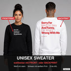 Sorry for being so sexy and funny, IDK what’s wrong with me – Pullover wahlweise mit Frontprint oder Backprint – Frau vorne in Schwarz, Mann hinten in Weiß