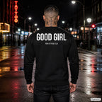 GOOD GIRL – schwarzer Pullover mit weißem Backprint, Herren in der Stadt bei Nacht