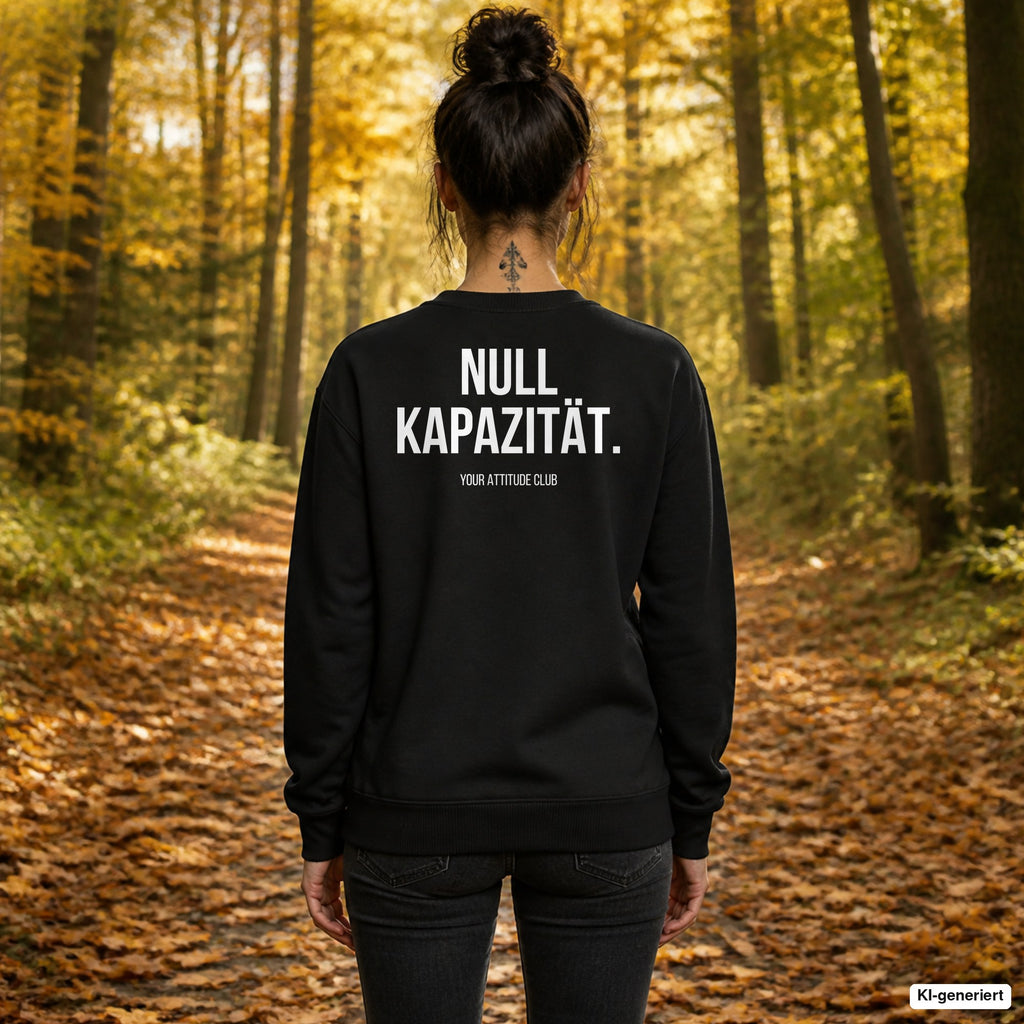 NULL KAPAZITÄT. – schwarzer Pullover mit weißem Backprint, Damen beim Herbstspaziergang