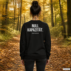 NULL KAPAZITÄT. – schwarzer Pullover mit weißem Backprint, Damen beim Herbstspaziergang