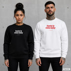 Hasta la vista, baby – Pullover mit Frontprint, Frau in Schwarz und Mann in Weiß vor Betonwand