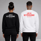 Life is better blonde – Pullover mit Backprint, Frau in Schwarz und Mann in Weiß
