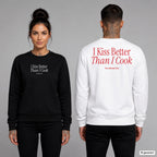 I kiss better than I cook – Pullover unisex mit Frontprint (Frau, Schwarz) und Backprint (Mann, Weiß)