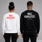 NULL KAPAZITÄT. – Pullover mit Backprint, Frau in Weiß mit rotem und Mann in Schwarz mit weißem Aufdruck