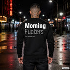 Morning fuckers – schwarzer Pullover mit weißem Backprint, Herren in der Stadt bei Nacht