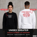 Good morning fuckers, don’t talk to me yet – Pullover wahlweise mit Front- oder Backprint, Paar vor Betonwand