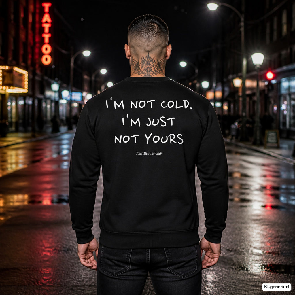 I’m not cold. I’m just not yours – schwarzer Pullover mit weißem Backprint, Herren in der Stadt bei Nacht