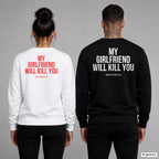 My girlfriend will kill you – Pullover mit Backprint, Frau in Weiß mit rotem und Mann in Schwarz mit weißem Aufdruck