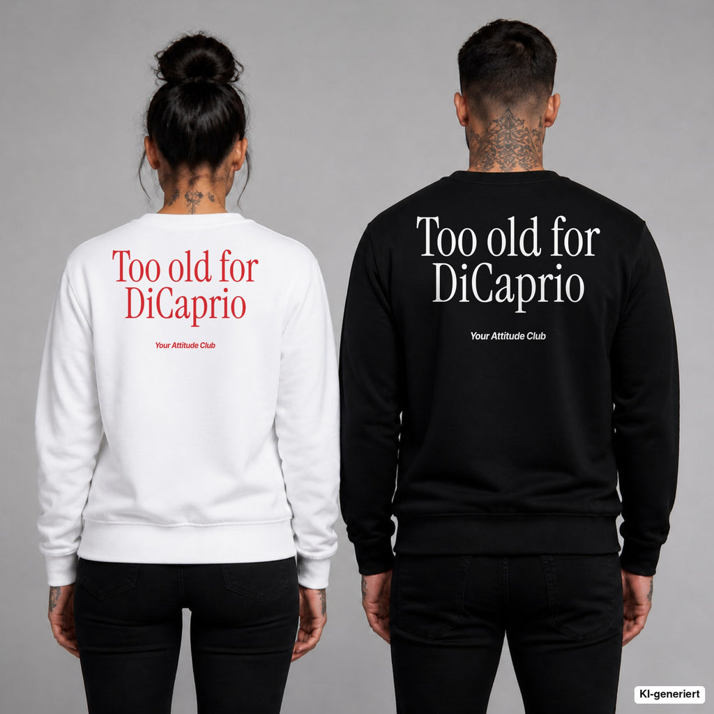 Too old for DiCaprio – Pullover mit Backprint, Frau in Weiß mit rotem und Mann in Schwarz mit weißem Aufdruck