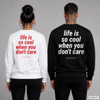 Life is so cool when you don’t care – Pullover mit Backprint, Frau in Weiß mit rotem und Mann in Schwarz mit weißem Aufdruck