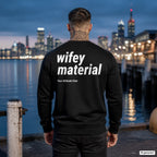 Wifey material – schwarzer Pullover mit weißem Backprint, Herren am Hafen