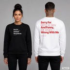 Sorry for being so sexy and funny, IDK what’s wrong with me – Pullover unisex mit Frontprint (Frau, Schwarz) und Backprint (Mann, Weiß)