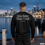 I kiss better than I cook – schwarzer Pullover mit weißem Backprint, Herren am Hafen