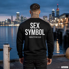 SEX SYMBOL – schwarzer Pullover mit weißem Backprint, Herren am Hafen