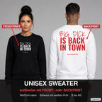 Big dick is back in town – Pullover wahlweise mit Frontprint oder Backprint – Frau vorne in Schwarz, Mann hinten in Weiß