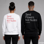 Send flowers, not nudes – Pullover mit Backprint, Frau in Weiß mit rotem und Mann in Schwarz mit weißem Aufdruck