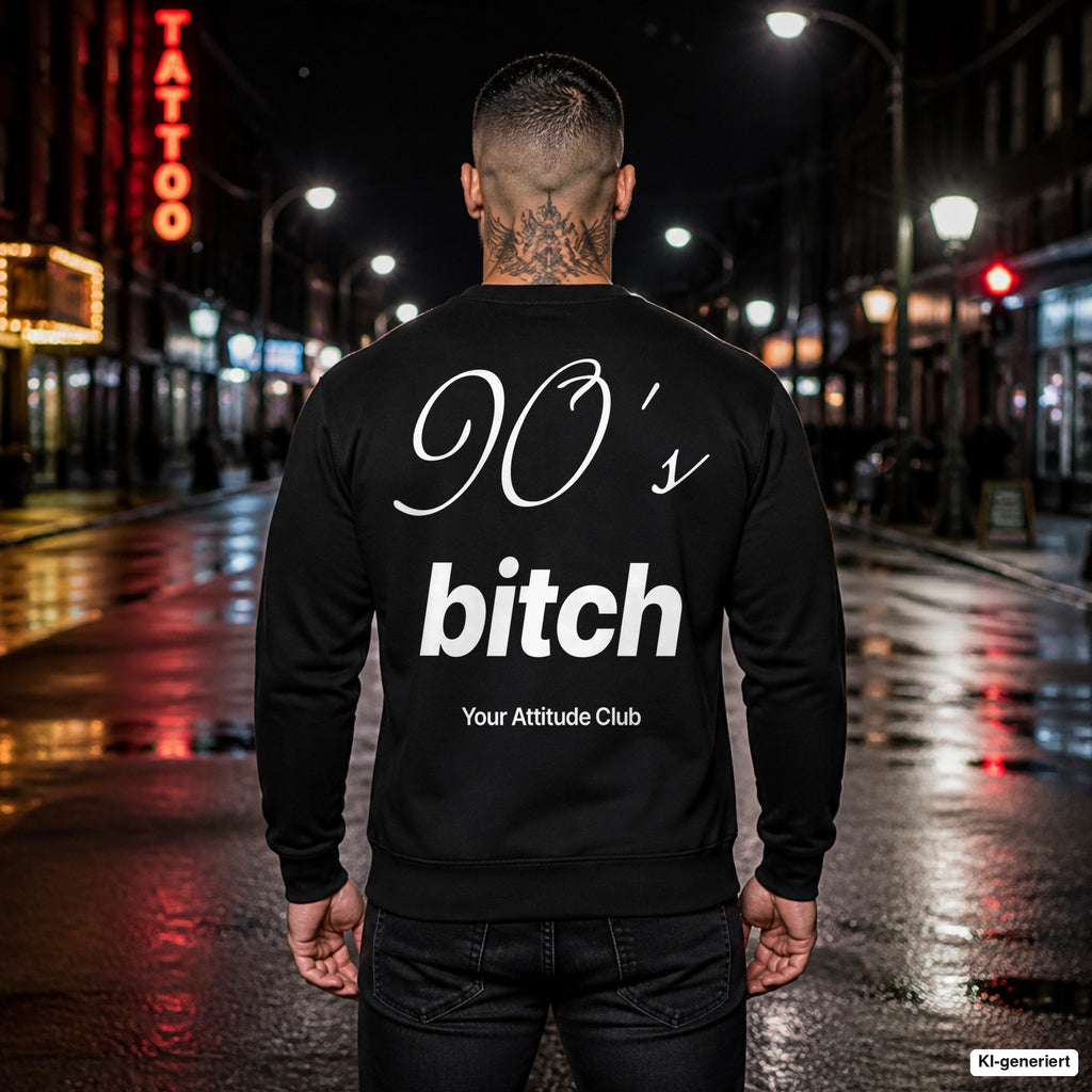 90’s bitch – schwarzer Pullover mit weißem Backprint, Herren in der Stadt bei Nacht