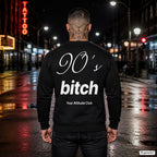 90’s bitch – schwarzer Pullover mit weißem Backprint, Herren in der Stadt bei Nacht