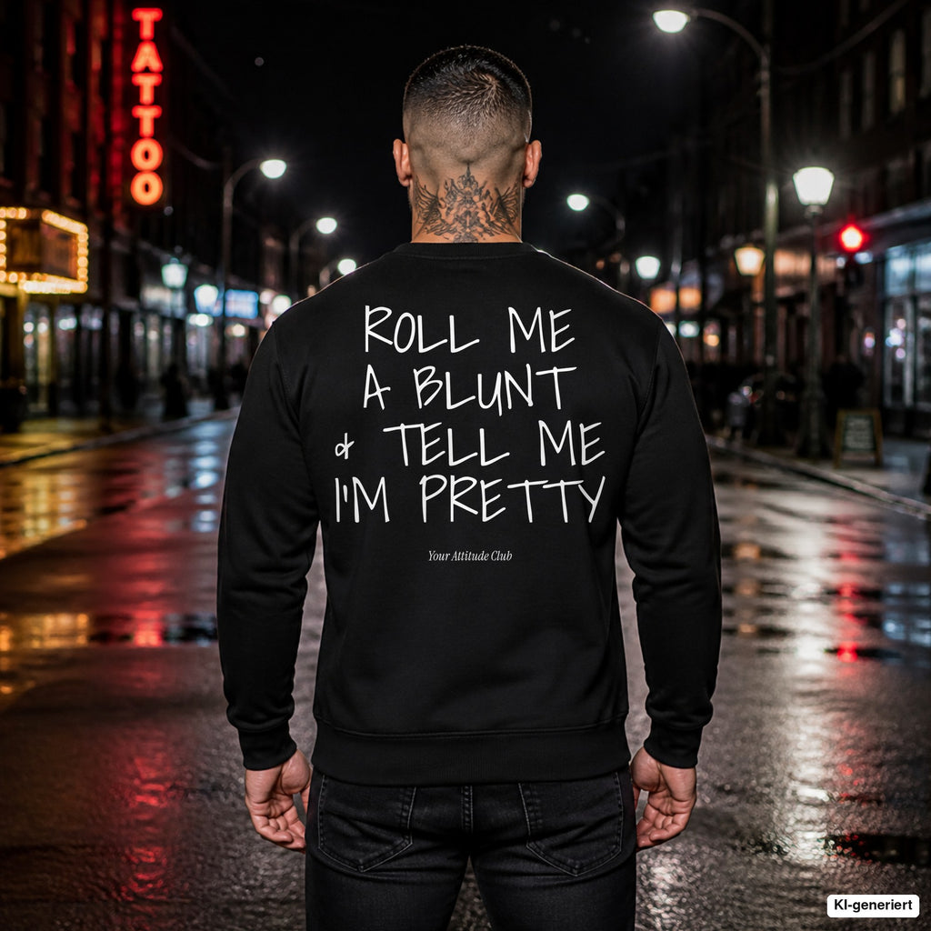 Roll me a blunt & tell me I’m pretty – schwarzer Pullover mit weißem Backprint, Herren in der Stadt bei Nacht