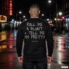 Roll me a blunt & tell me I’m pretty – schwarzer Pullover mit weißem Backprint, Herren in der Stadt bei Nacht