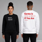 Karma is only a bitch if you are – Pullover unisex mit Frontprint (Frau, Schwarz) und Backprint (Mann, Weiß)