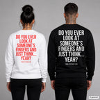 Do you ever look at someone’s fingers and just think... yeah – Pullover mit Backprint, Frau in Weiß mit rotem und Mann in Schwarz mit weißem Aufdruck