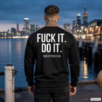 Fuck it. do it – schwarzer Pullover mit weißem Backprint, Herren am Hafen