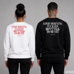 Good morning fuckers, don’t talk to me yet – Pullover mit Backprint, Frau in Weiß mit rotem und Mann in Schwarz mit weißem Aufdruck