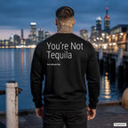 You’re not tequila – schwarzer Pullover mit weißem Backprint, Herren am Hafen