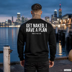 Get naked, I have a plan – schwarzer Pullover mit weißem Backprint, Herren am Hafen